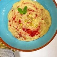 Himbeer-Vanille Hirsegrieß serviert in Hand