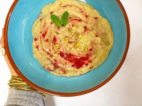 Himbeer-Vanille Hirsegrieß serviert in Hand